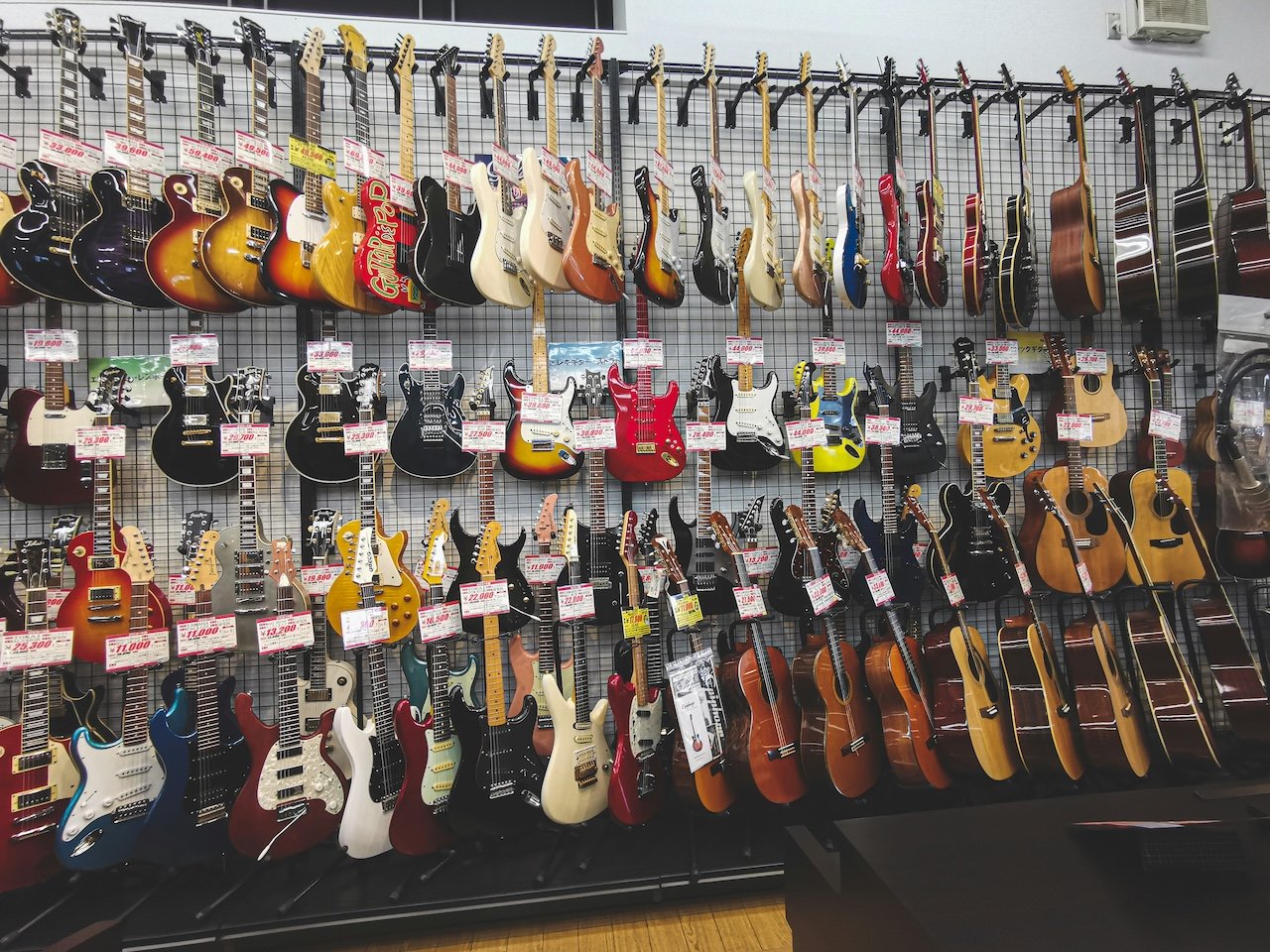 Débutant guitare électrique en train de choisir son premier setup — erreurs à éviter lors de l'achat